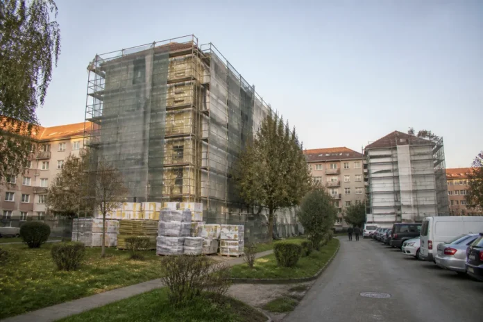 Blocurile 7 și 9 din Călan intră într-un proiect de reabilitare energetică