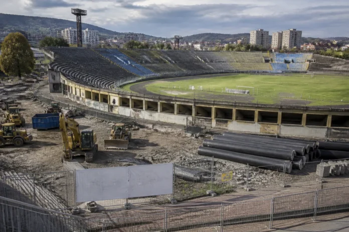 Dan Bobouțanu: noua arenă din Hunedoara merge mai departe. Vechiul stadion va fi demolat Dan Bobouțanu: noua arenă din Hunedoara merge mai departe. Vechiul stadion va fi demolat