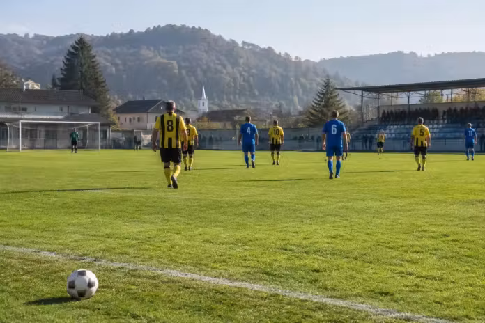Foști fotbaliști de primă ligă se reunesc sâmbătă la Botău, într-un meci al legendelor