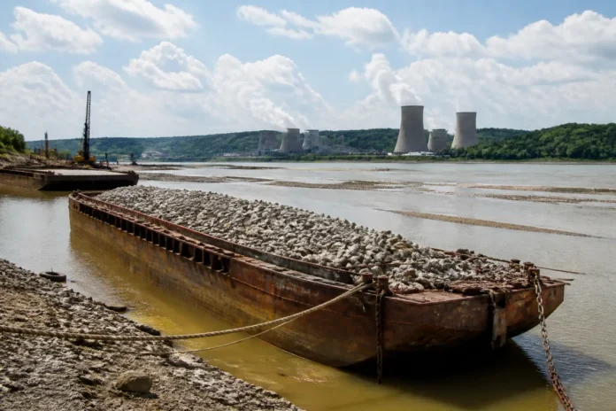 Patru barje vor fi scufundate în Dunăre pentru a salva Centrala de la Cernavodă Patru barje vor fi scufundate în Dunăre pentru a salva Centrala de la Cernavodă