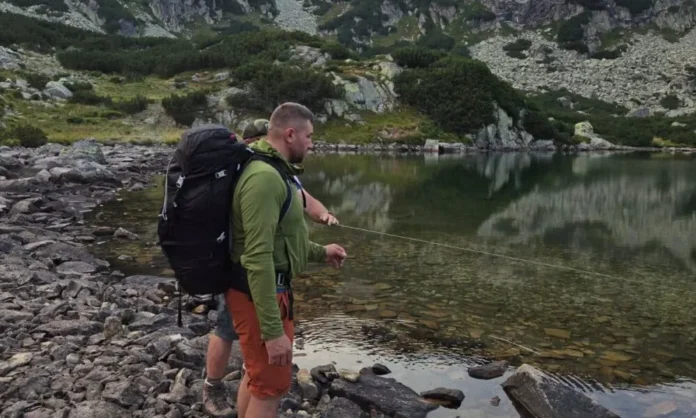 Pescuit ilegal într-un lac glaciar din Retezat. Rangerii au confiscat uneltele Pescuit ilegal într-un lac glaciar din Retezat. Rangerii au confiscat uneltele