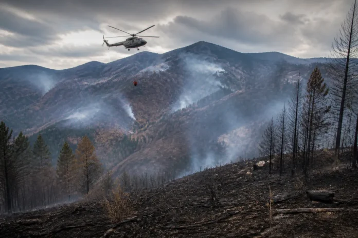 Pompierii au stins focarele de la Roșcani cu ajutorul elicopterului Black Hawk Pompierii au stins focarele de la Roșcani cu ajutorul elicopterului Black Hawk